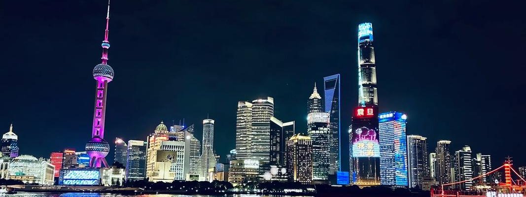 Photograph of the Bund promenade with the Lujiazui skyline