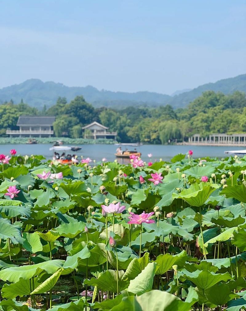 Jihong Bridge at Yugu Bay with its reflection in the calm water and traditional white-walled architecture on the shore