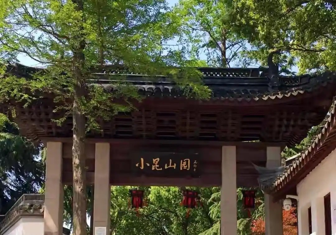 Photo from the Xiaokunshan Park loop: the hilltop temple above the flat Songjiang plain
